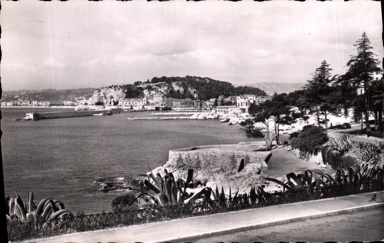 CPA Nice L'entree du Port vue des Jardins Theodore de Banville