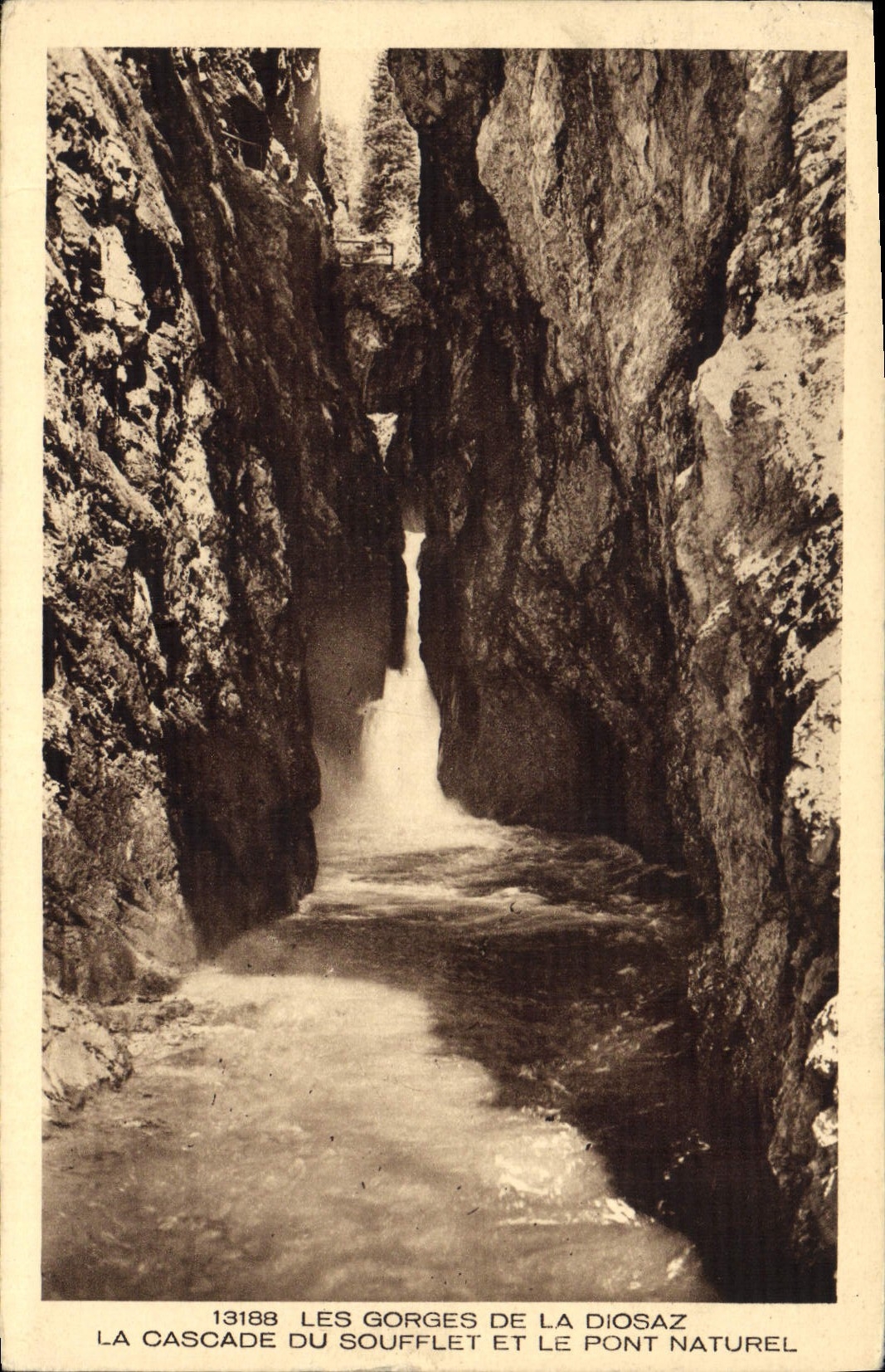 CPA Les Gorges de la Diosaz La Cascade du Soufflet et le Pont Naturel