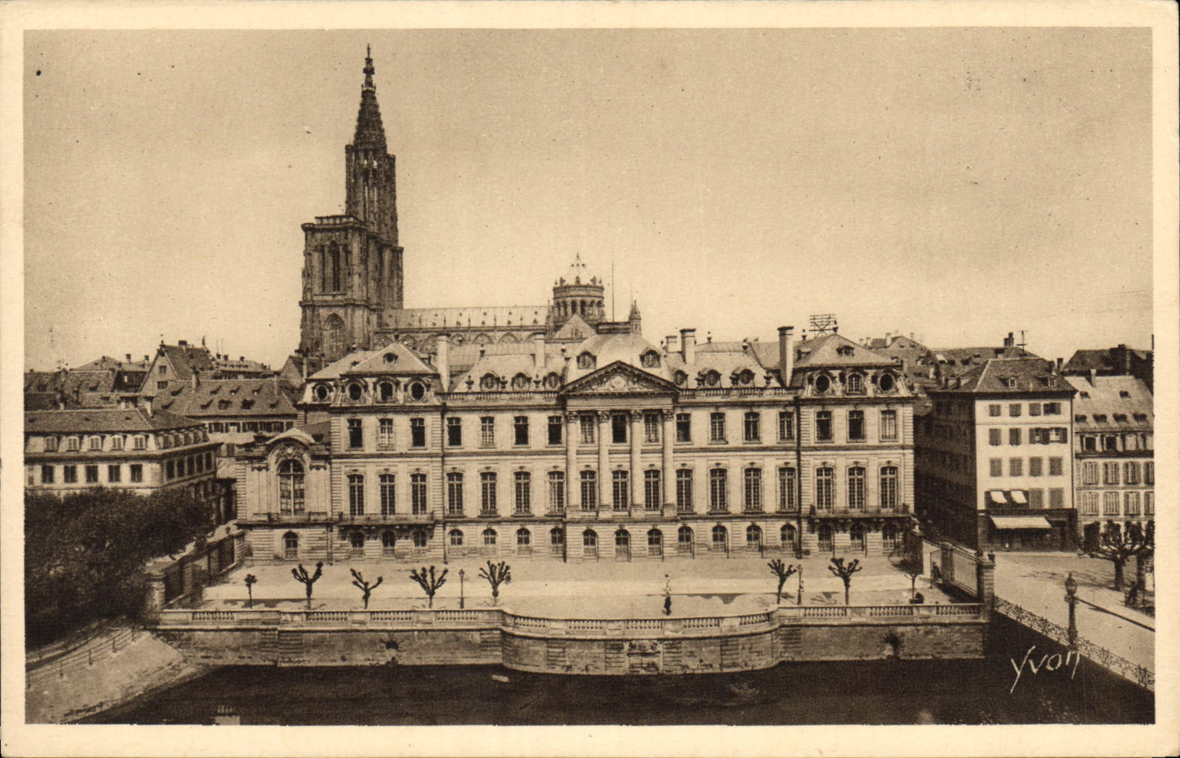 CPA Strasbourg Bas Rhin Le Palais de Rohan et la Cathedrale 