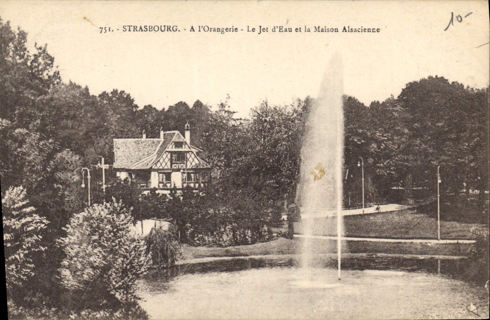 CPA Strasbourg A l'Orangerie Le Jet d'Eau et la Maison Alsacienne 