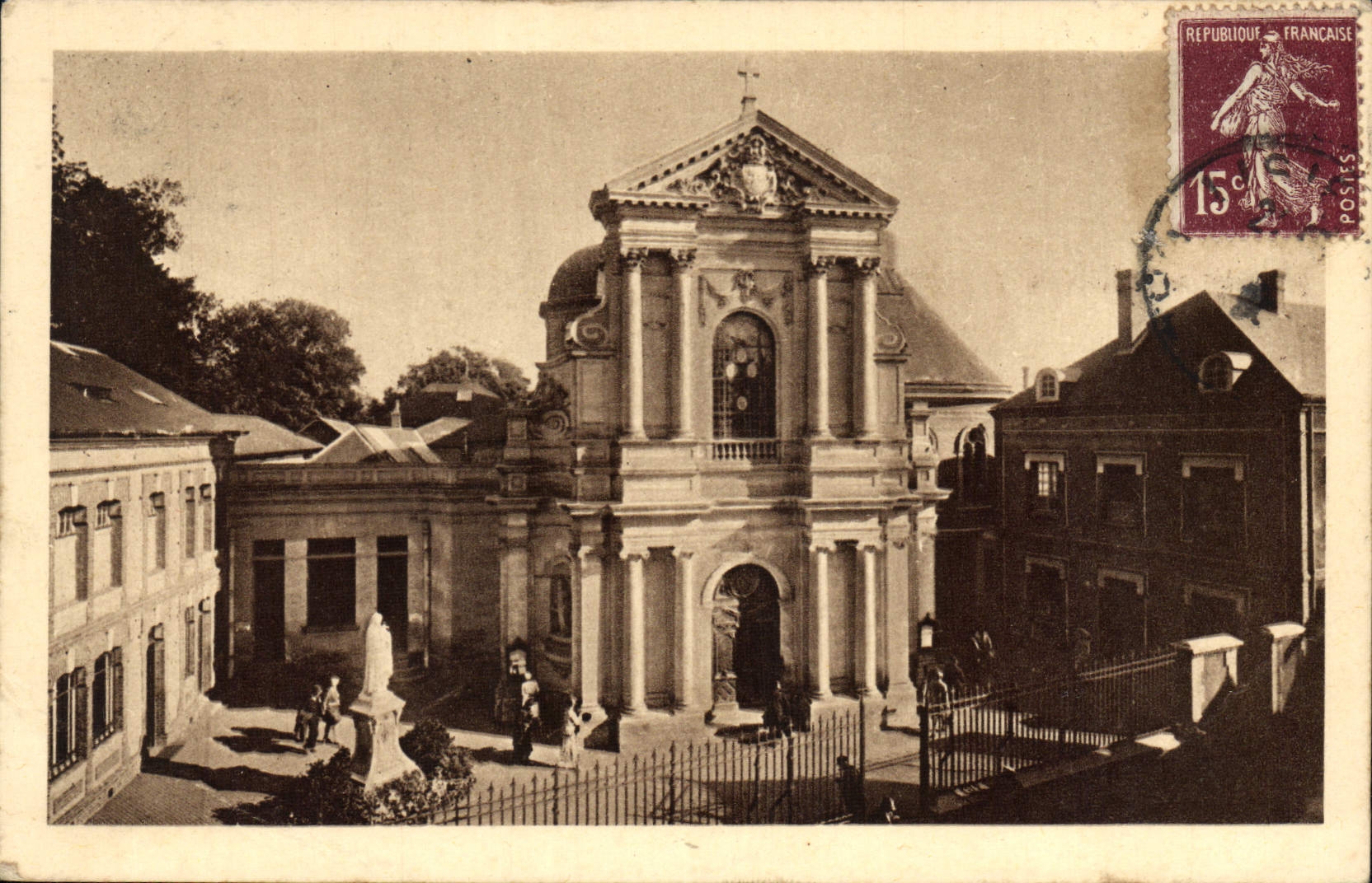 CPA La Chapelle des Carmelites de Lisieux La Facade 