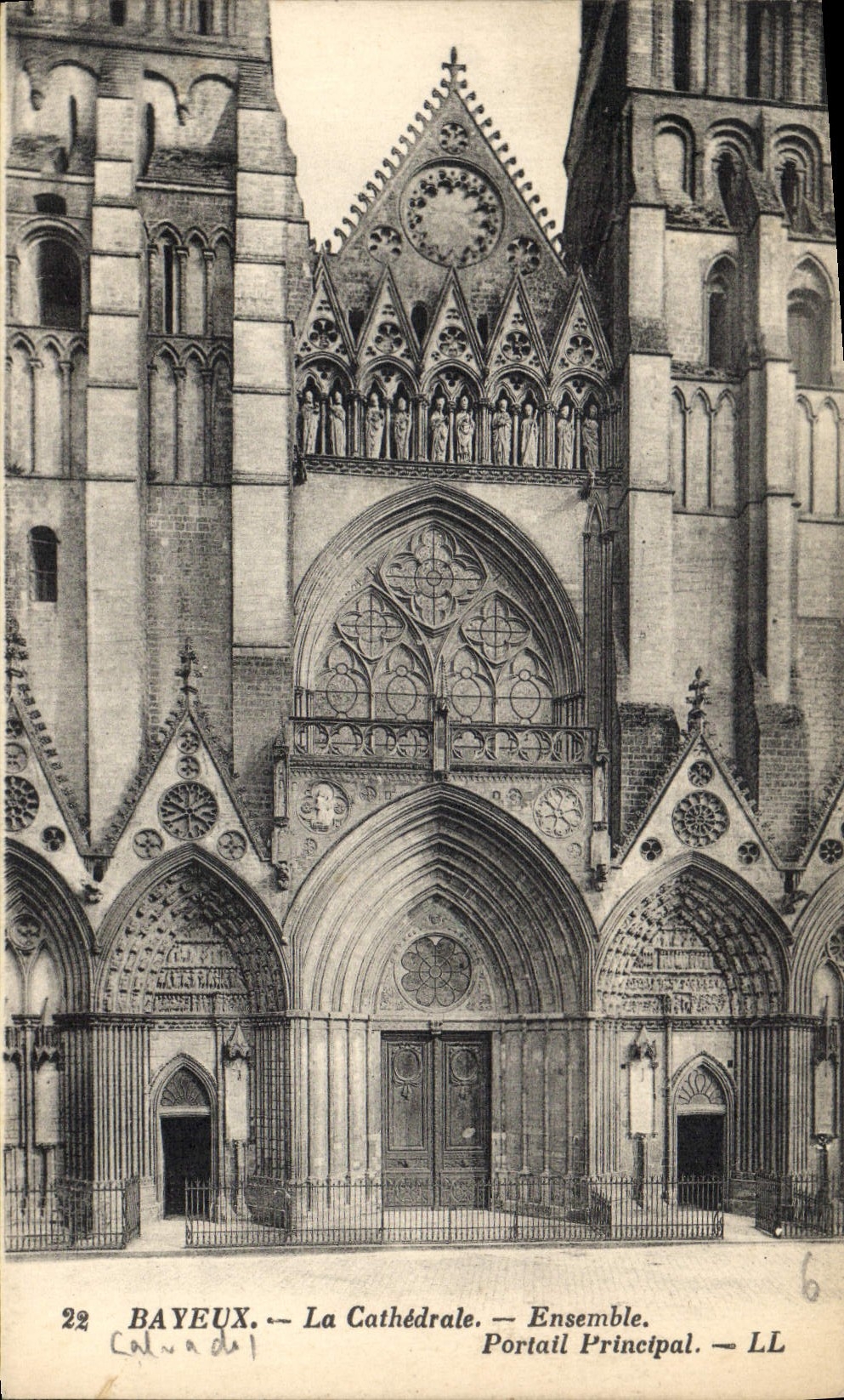 CPA Bayeux La Cathedrale Ensemble Portail Principal 