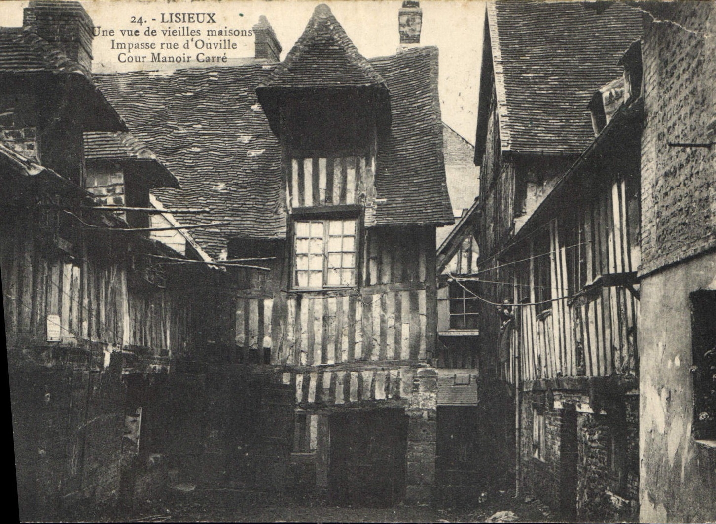 CPA Lisieux Une vue de vieilles maisons  Impasse d'Ouville Cour Manoir Carre