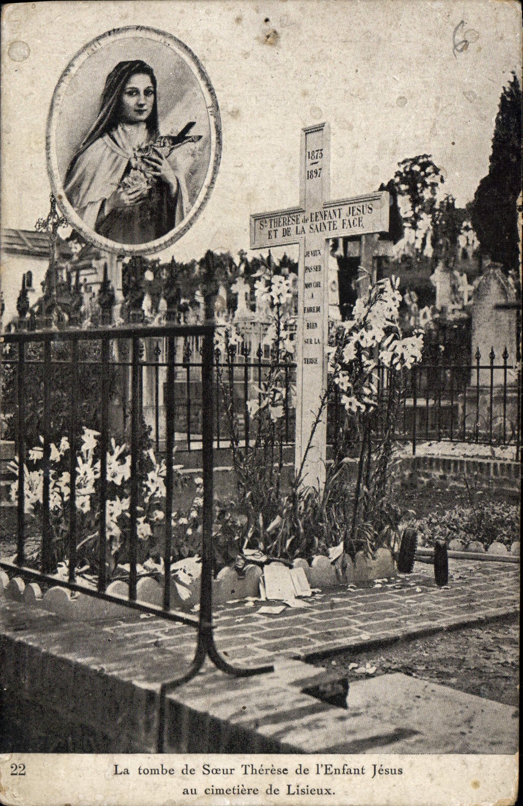 CPA La Tombe de Soeur Therese de l'Enfant Jesus au cimetiere de Lisieux