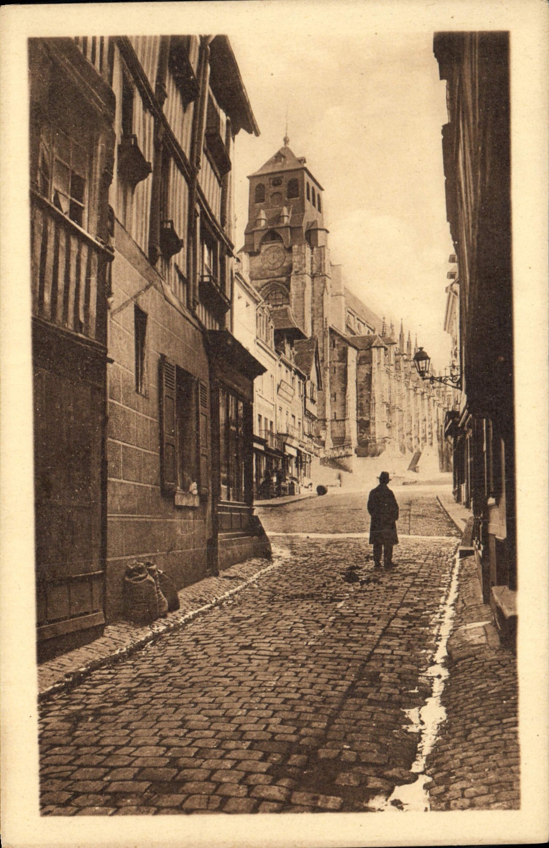 CPA Lisieux L'Eglise St Jacques vue de la Rue aux Fevres 