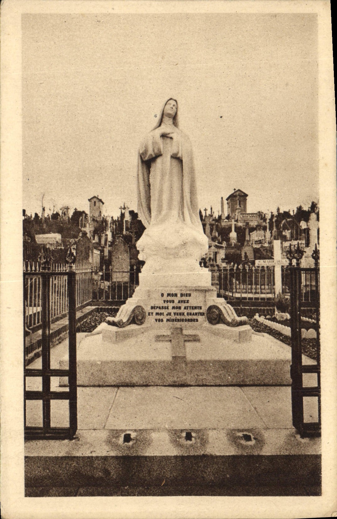 CPA Monument eleve au Cimetiere des Carmelites de Lisieux