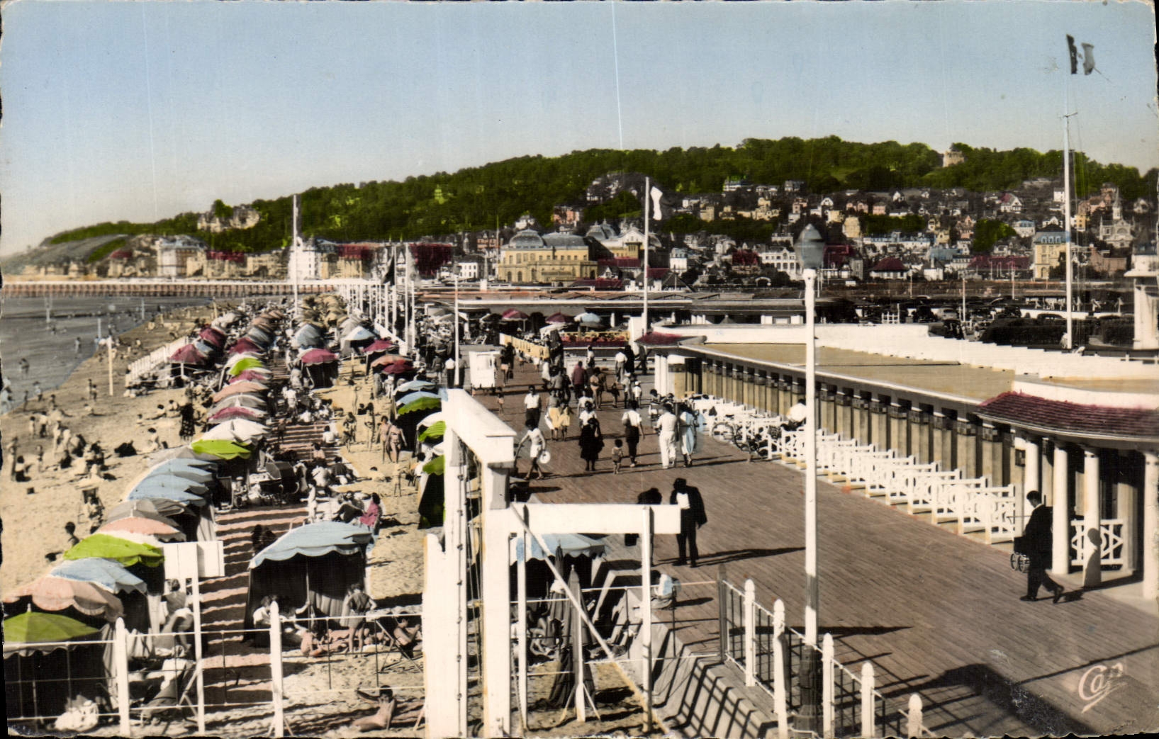 CPA Deauville La Plage Fleurie Vue d'ensemble sur la Plage et la Vitte