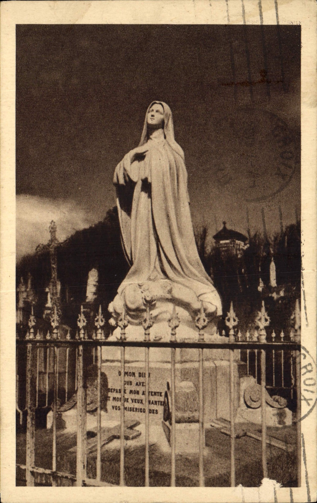 CPA Statue erigee au Cimetiere des Carmelites de Lisieux 