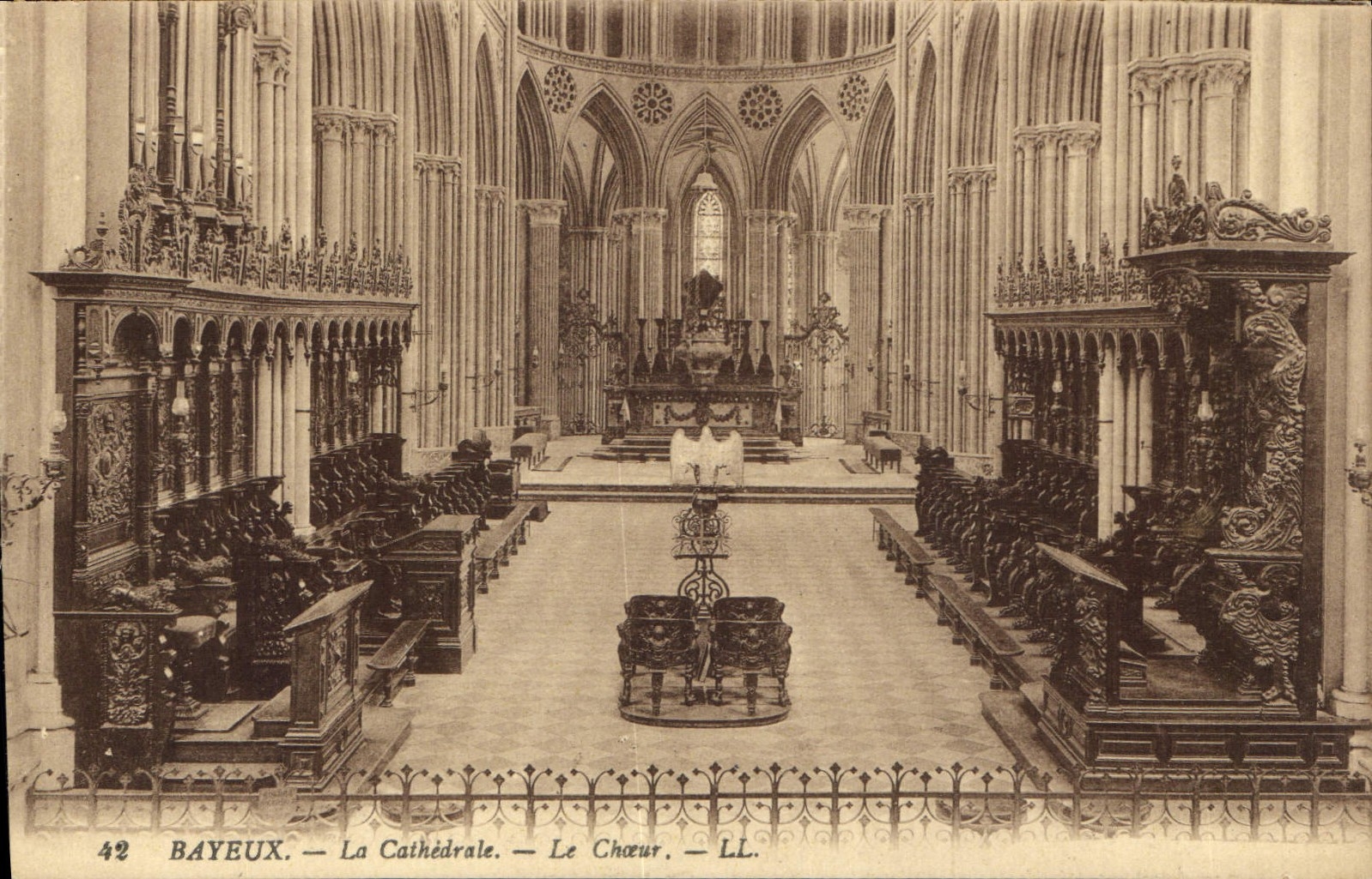 CPA Bayeux La Cathedrale Le Choeur 