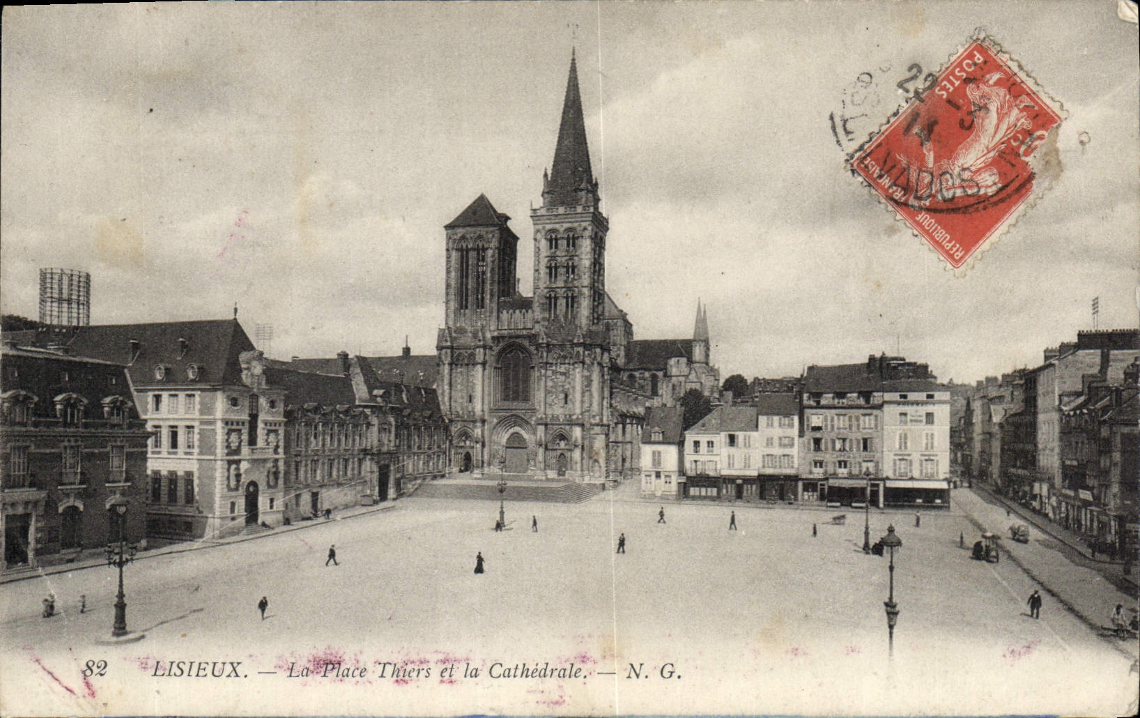 CPA Lisieux La Place Thiers et la Cathedrale