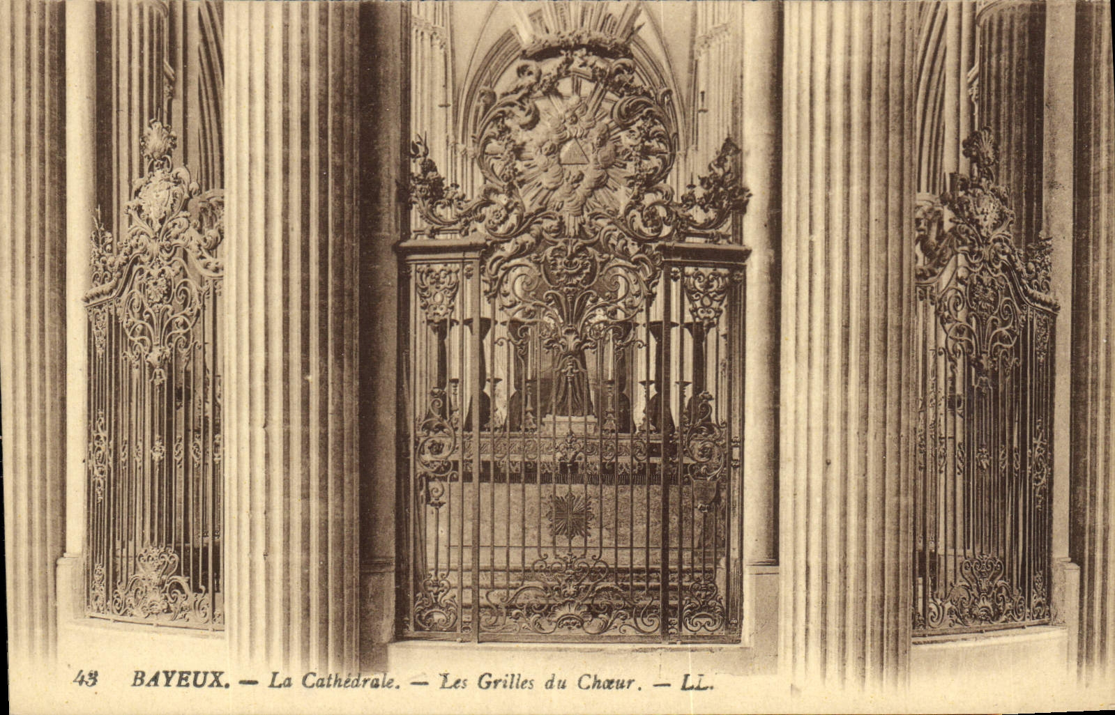 CPA Bayeux La Cathedrale Les Grilles du Choeur