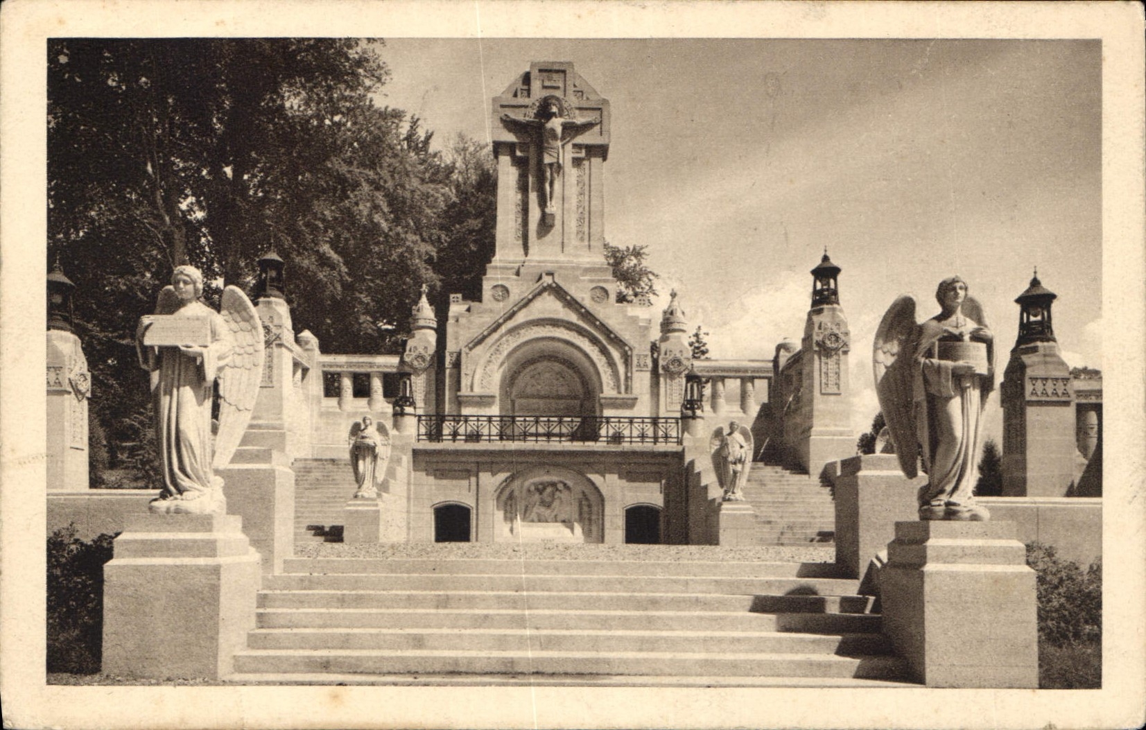 CPA La Basilique de Lisieux Le Chemin de Croix exterieur 