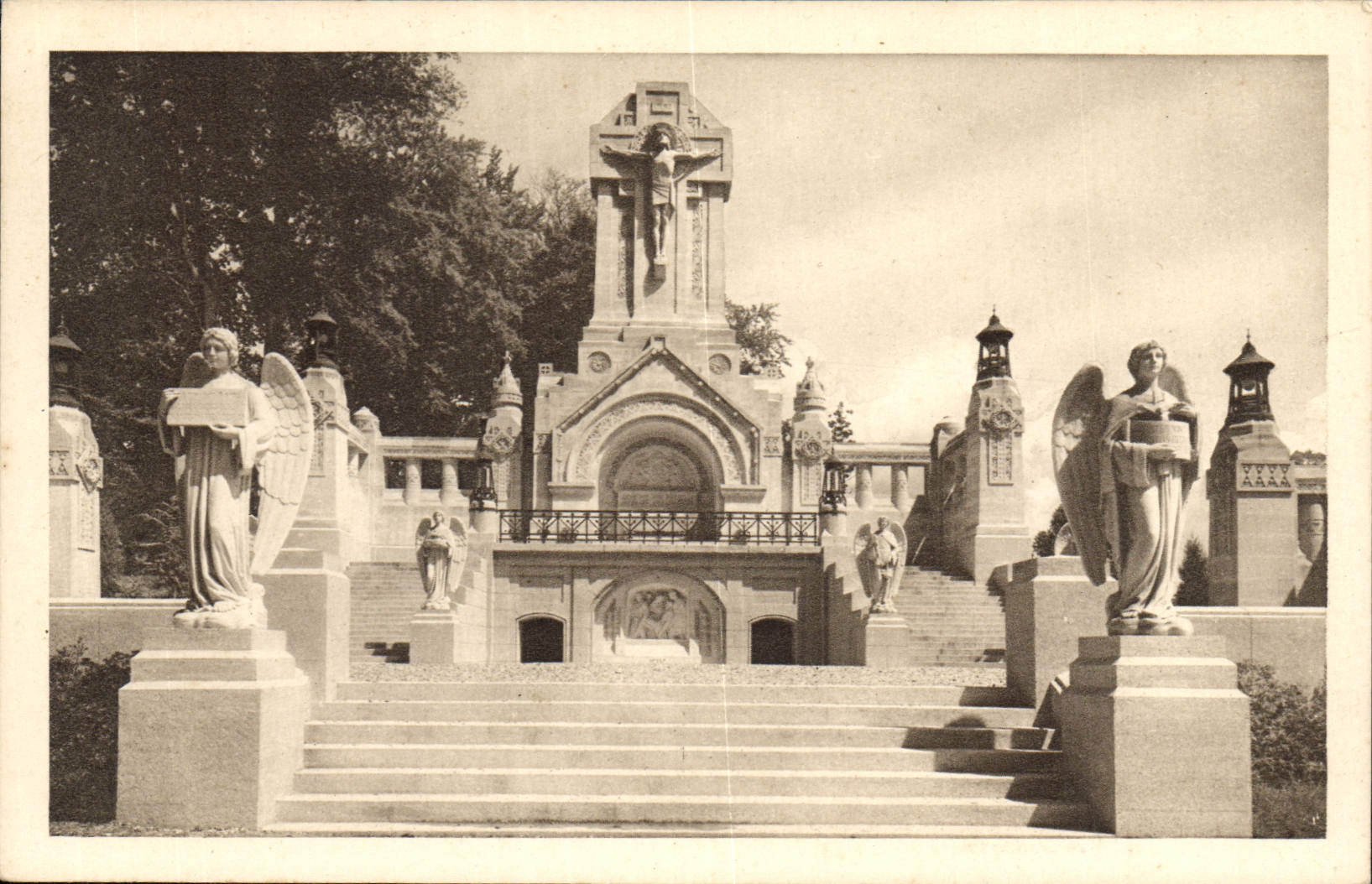 CPA La Basilique de Lisieux Le Chemin de Croix exterieur Le Calvaire 