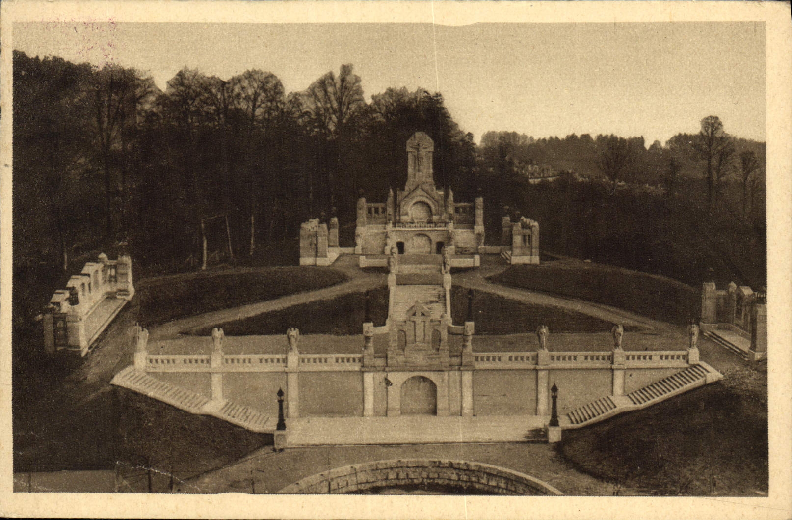 CPA La Basilique de Lisieux Le Chemin de croix exterieur 