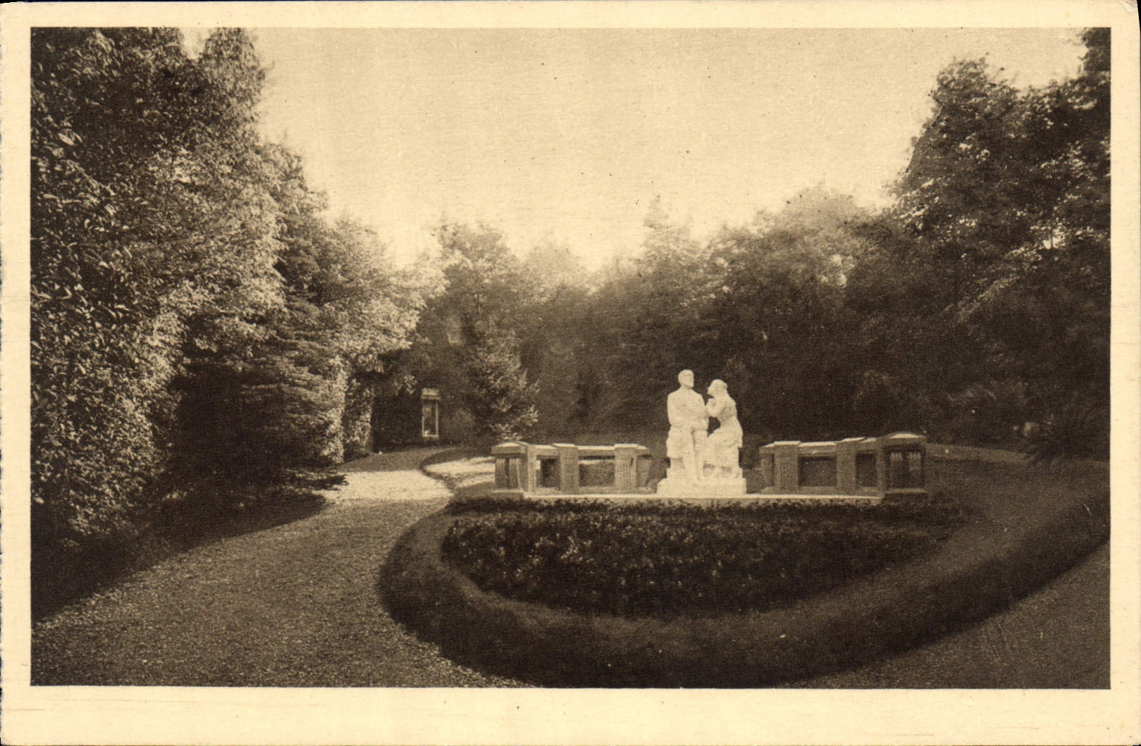 CPA Le Jardin des Buissonnets Le Monument eleve a l'endroit meme ou Sainte Therese de l'Enfant Jesus