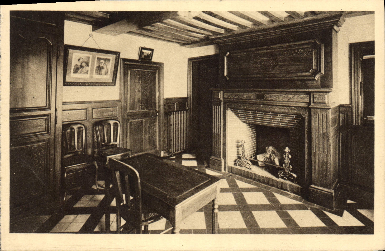 CPA Vestibule des Buissonnets Cheminee ou Sainte Therese enfant 