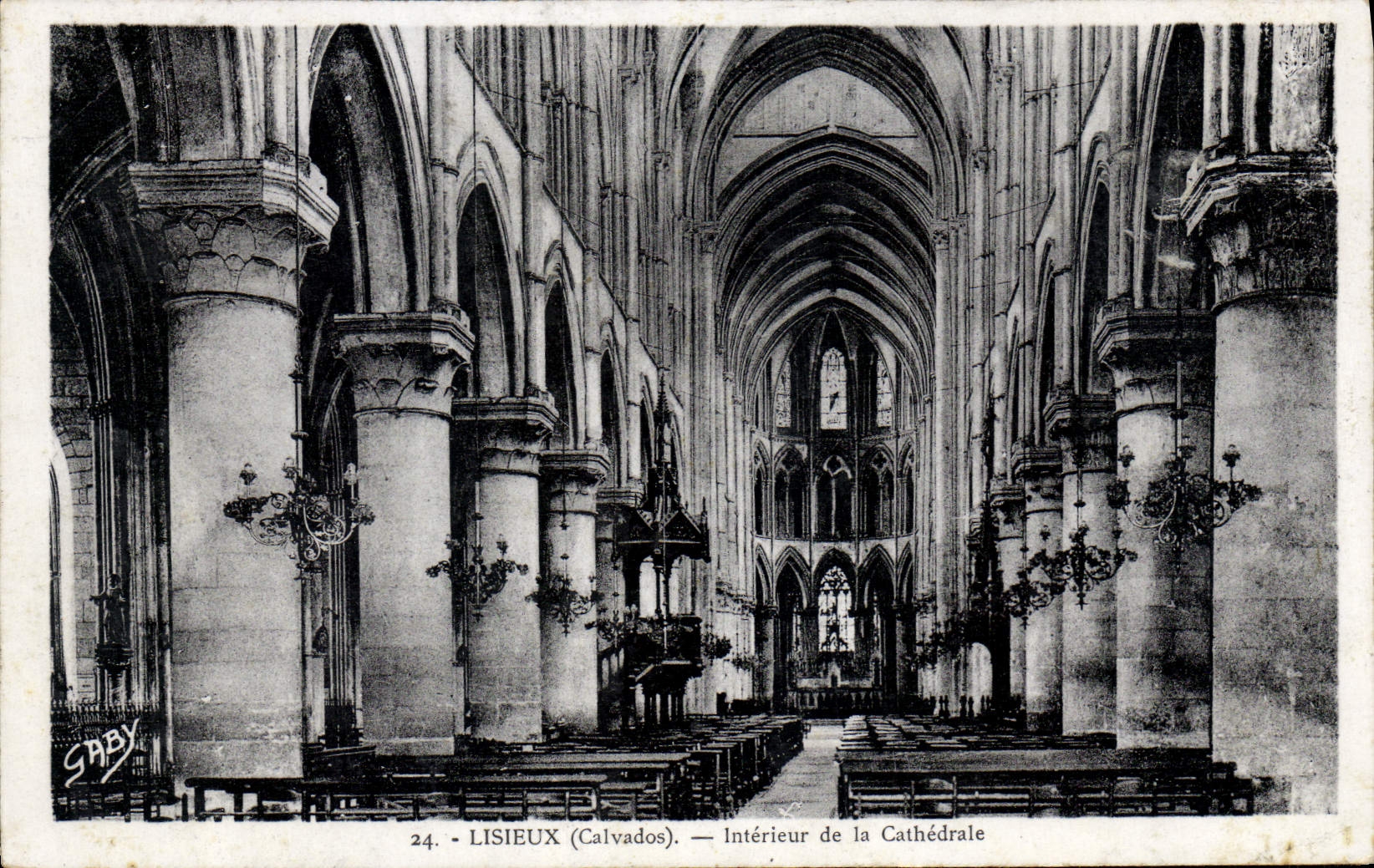 CPA Lisieux Calvados Interieur de la Cathedrale 