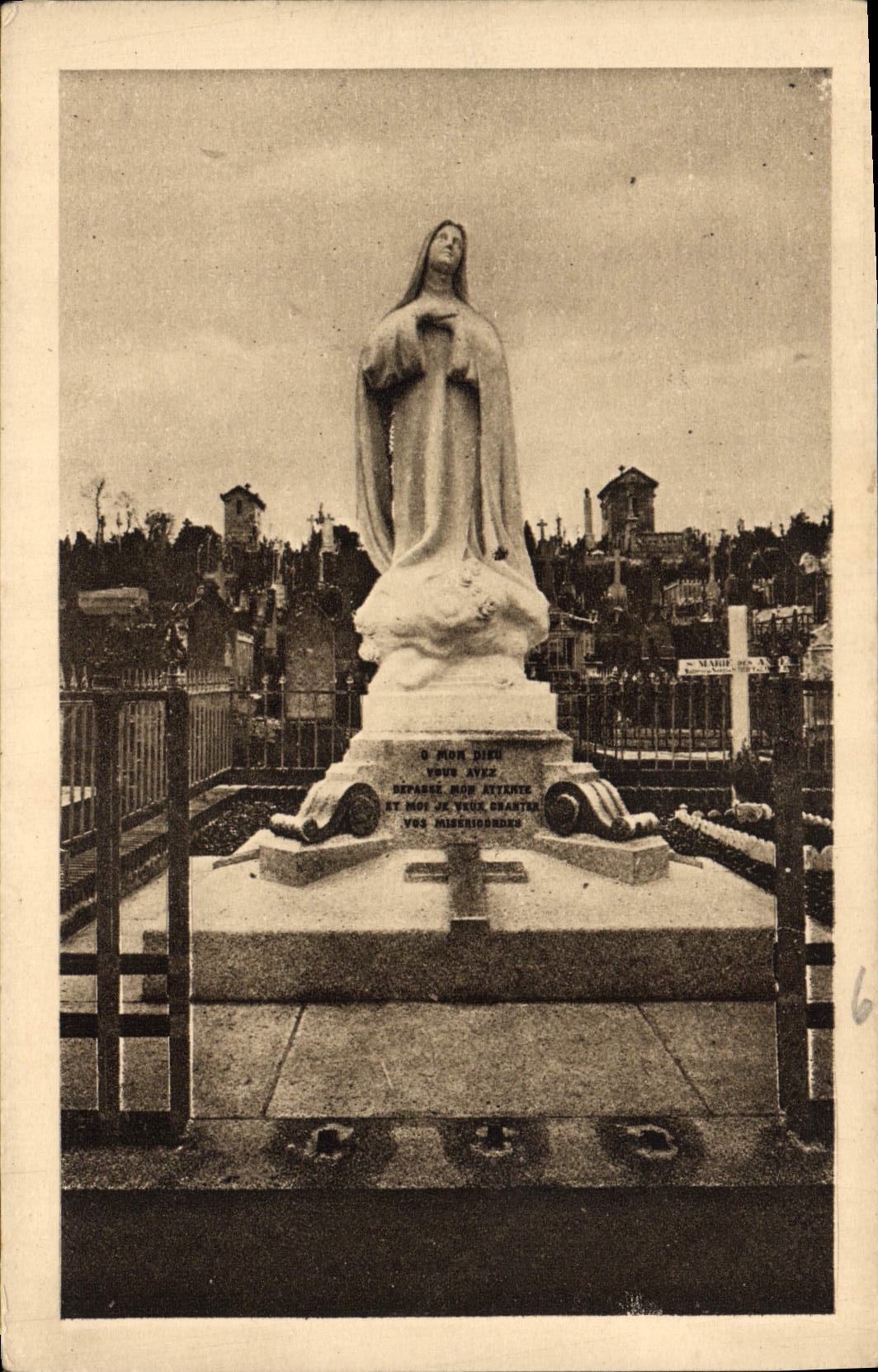 CPA Monument eleve au Cimetiere des Carmelites de Lisieux