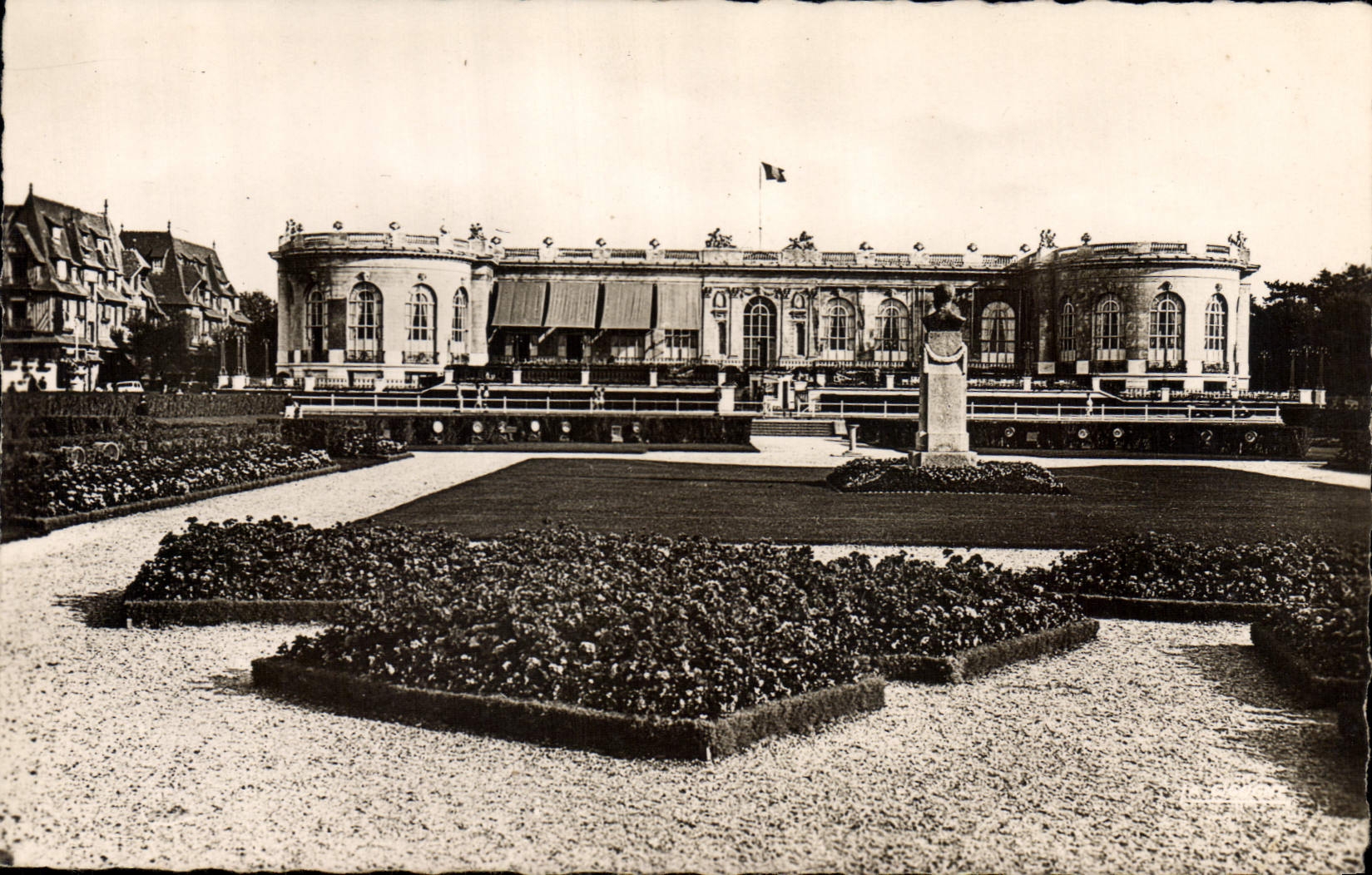 CPA Deauville Calvados La Plage Fleurie Le Casino