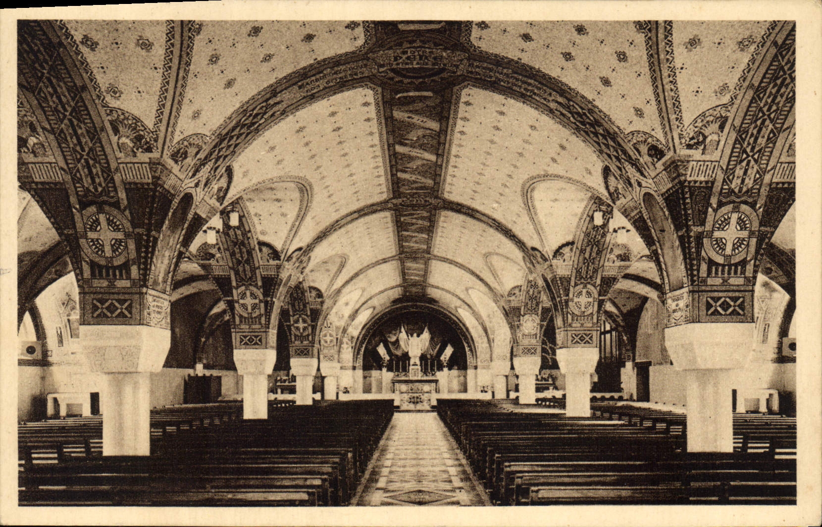 CPA La Basilique de Lisieux La Crypte vue generale 