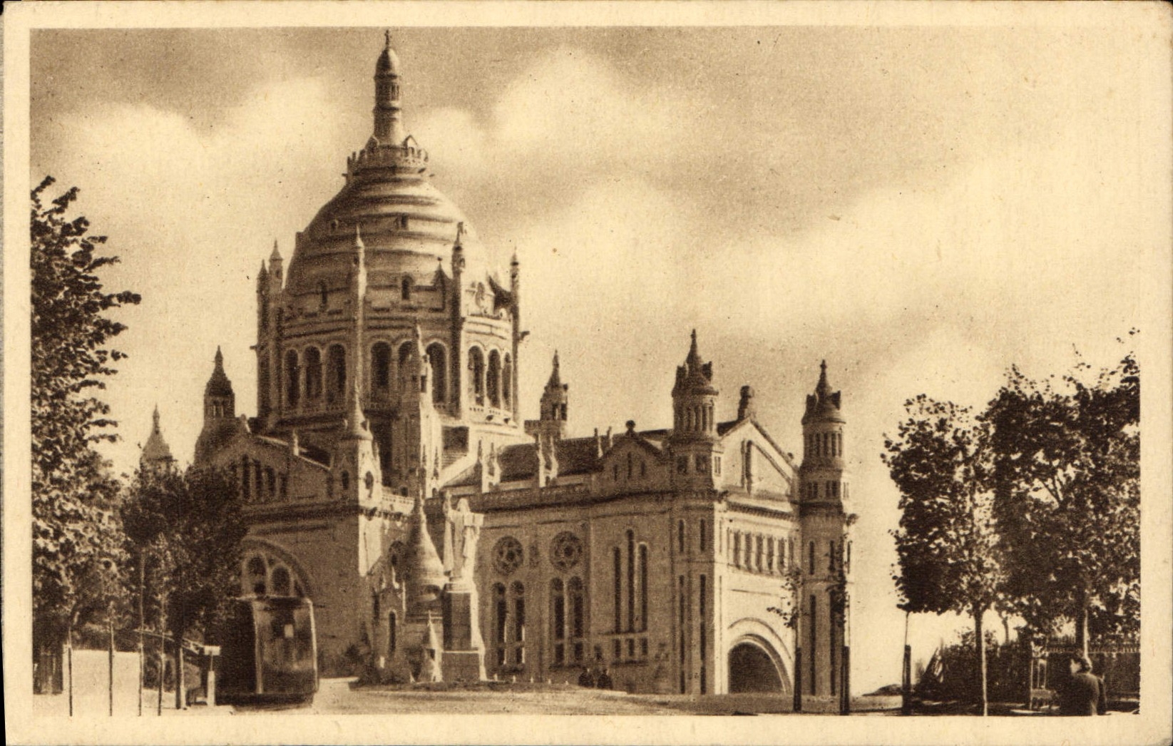 CPA Lisieux Avenue de Sainte Therese 