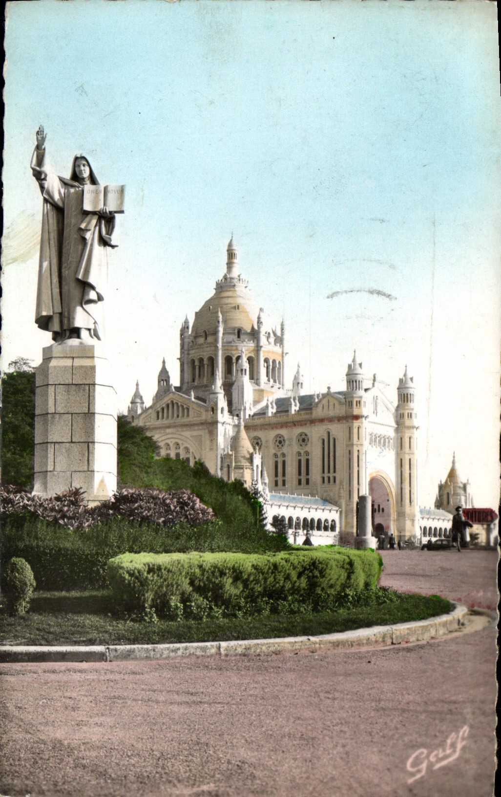 CPA Lisieux Calvados Statue et Basilique Ste Therese 
