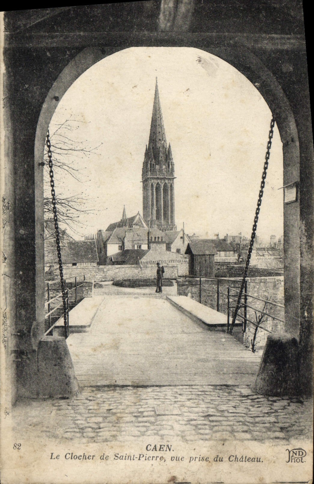 CPA Caen Le Clocher de Saint Pierre vue prose du Chateau 