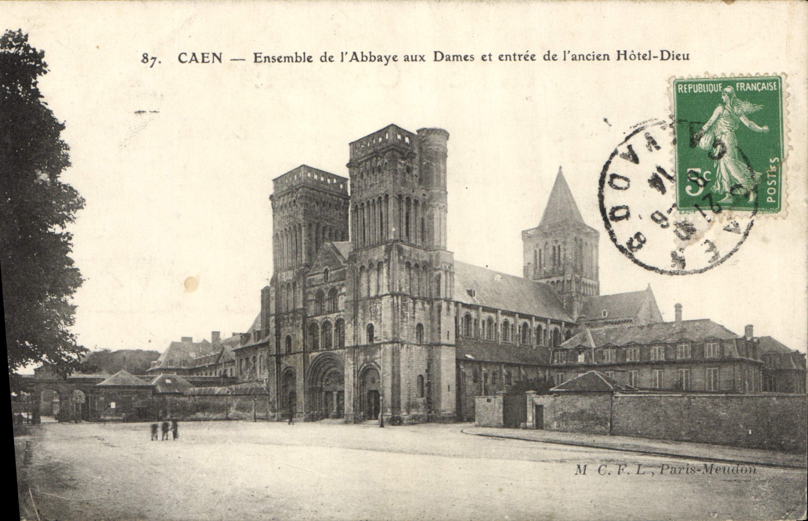 CPA Caen Ensemble de l'Abbaye aux Dames et entree de l'ancien Hotel Dieu 