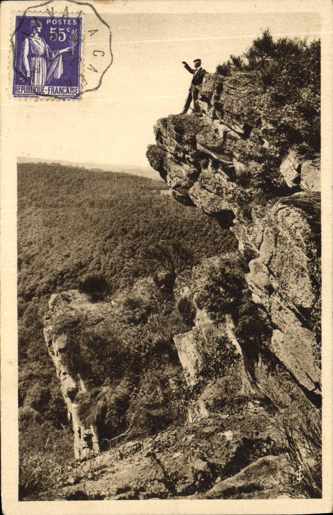 CPA La Suisse Normande La Roche d'Oetre surplombant le vide de 118m 