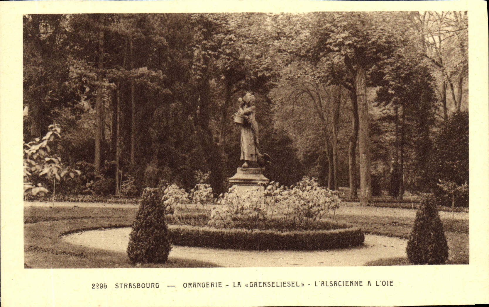 CPA Strasbourg Orangerie La Gaenseliesel L'Alsacienne a L'oie 