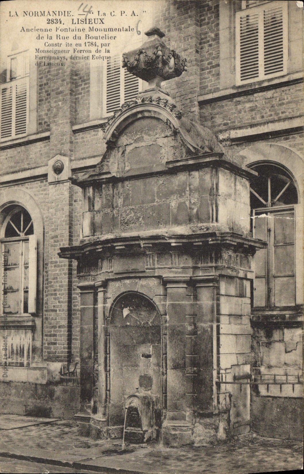 CPA Lisieux Ancienne Fontaine Monumentale de la Rue de Boutelier 