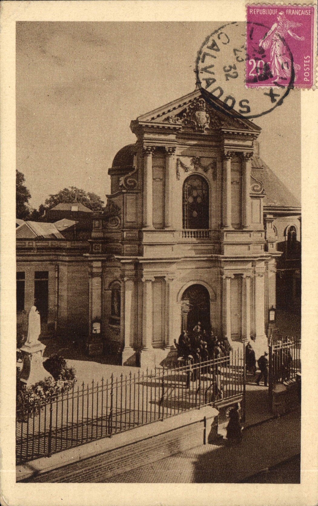 CPA La Chapelle des Carmelites de Lisieux La Facade 
