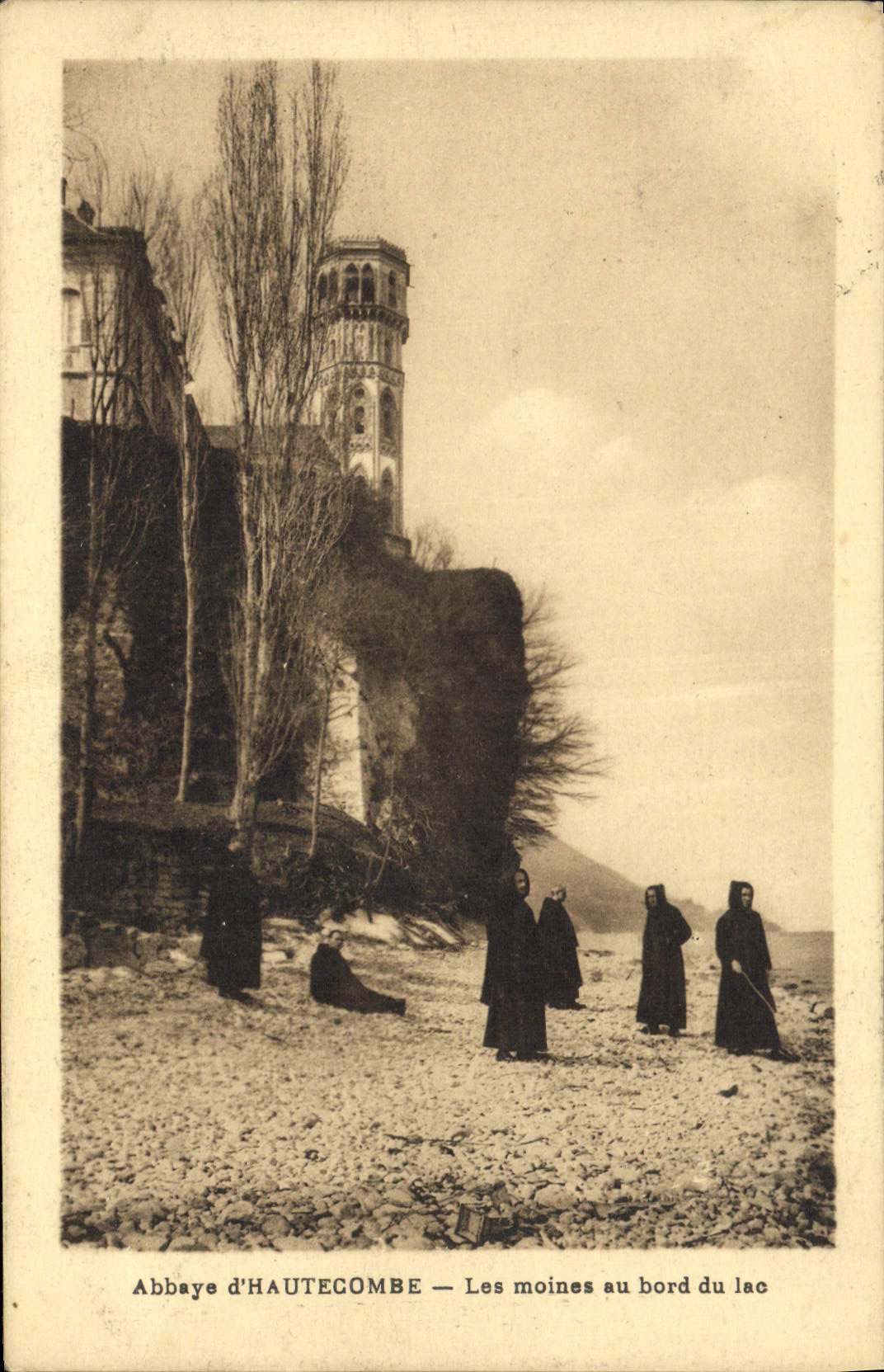 CPA Abbaye d'Hautecombe Les moines au bord du lac