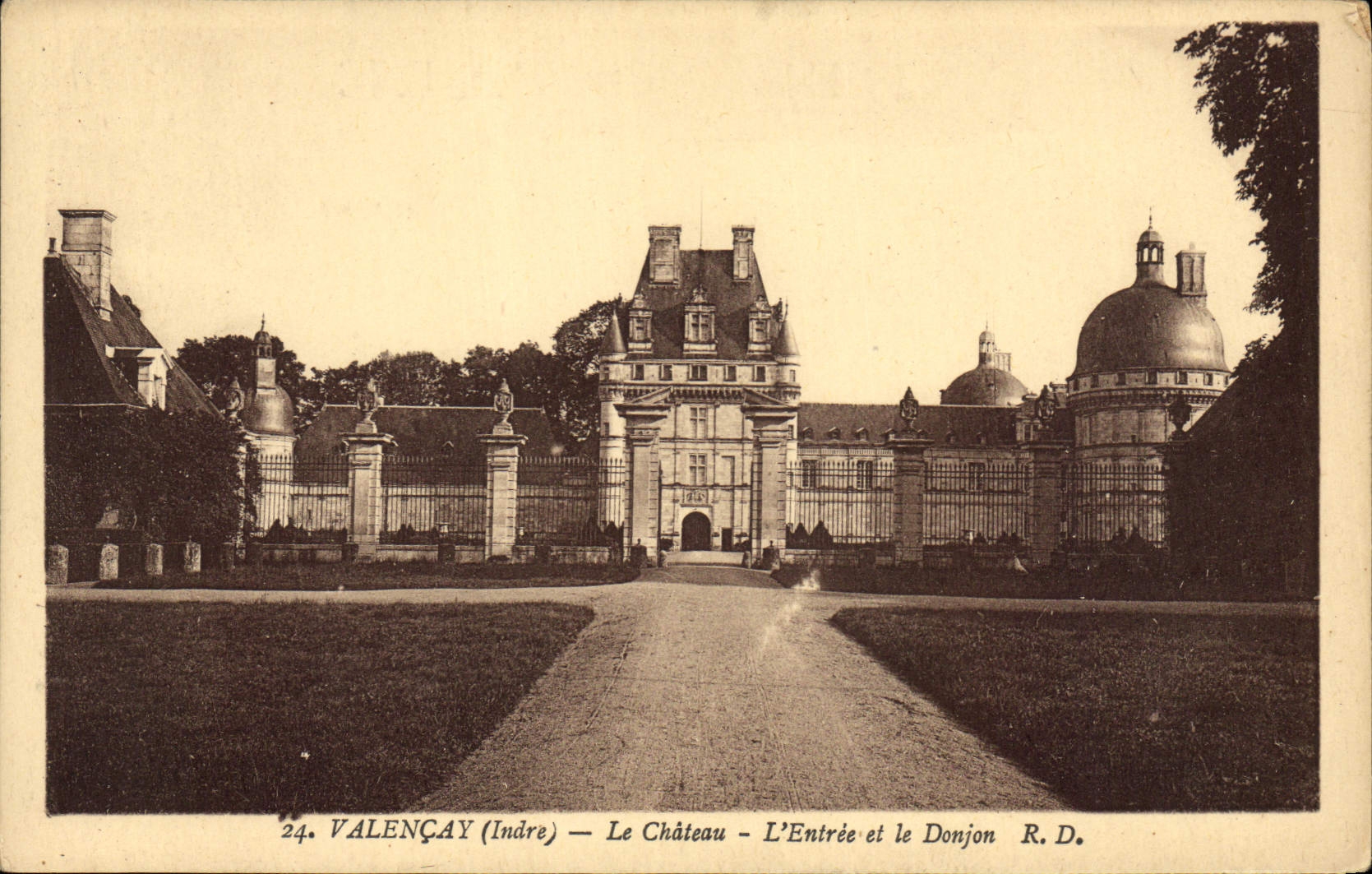 CPA Valencay Indre Le Chateau L'Entree et le Donjon