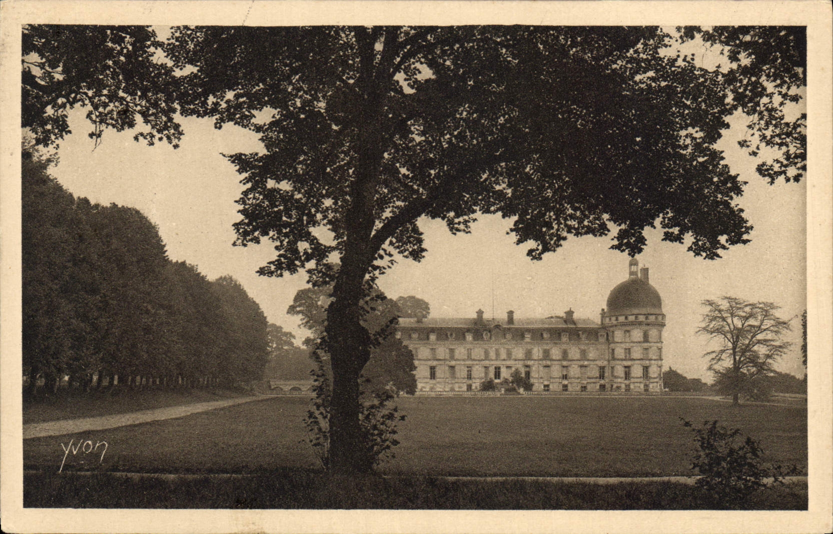 CPA Chateau de Valencay Facade Ouest et Allee des Princes d'Espagne 