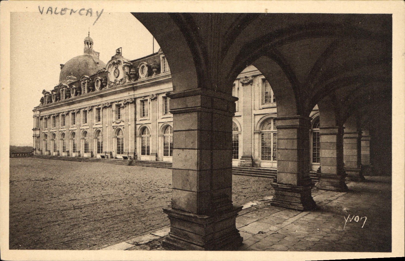 CPA Chateau de Valencay Dans la Cour d'Honneur Les Arcades