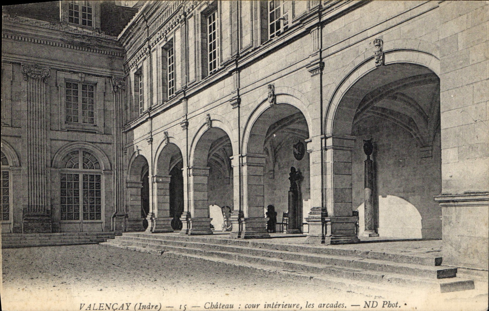 CPA Valencay Indre Chateau cour interieure les arcades 