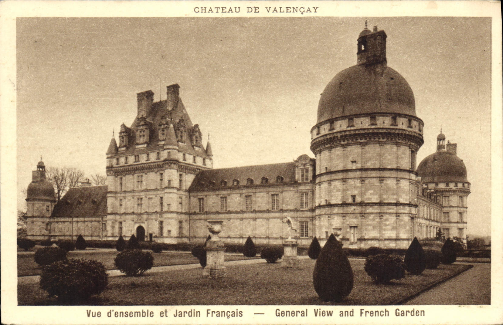 CPA Chateau de Valencay Vue d'ensemble et Jardin Francais