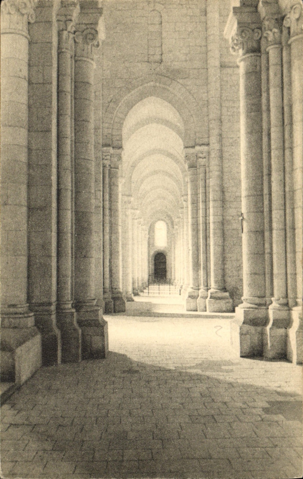 CPA Fontgombault L'Eglise abbatiale le bas cote nord