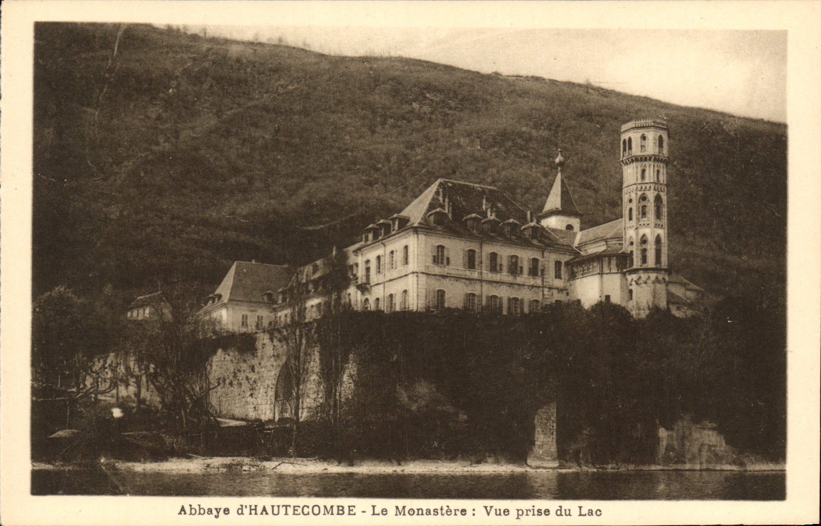 CPA Abbaye d'Hautecombe Le Monastere Vue prise du Lac 