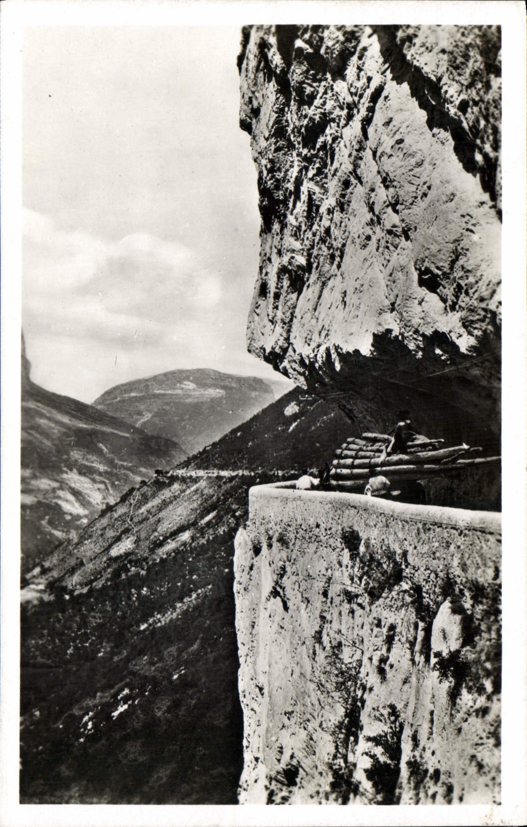 CPA Le Dauphine Pittoresque Route des Grands Goulets (animee)