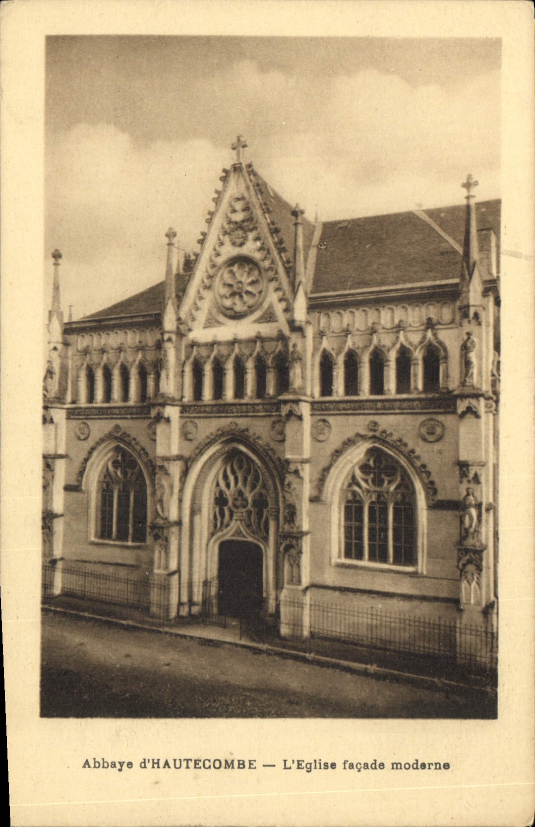 CPA Abbaye d'Hautecombe L'Eglise facade moderne