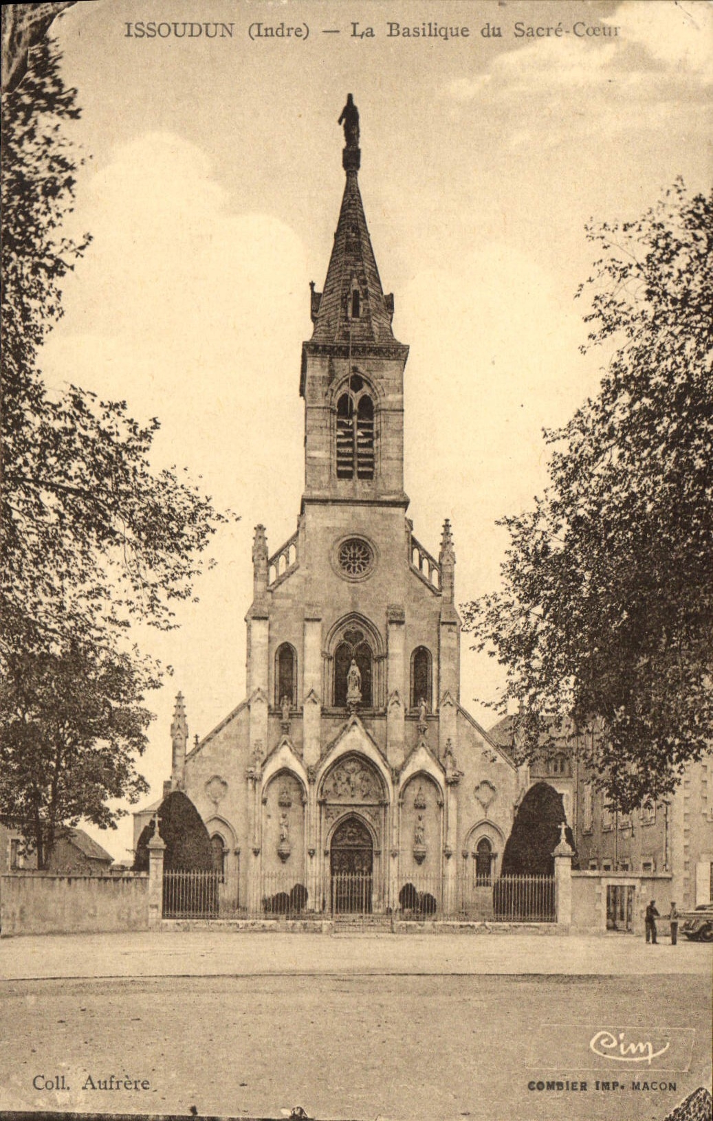 CPA Issoudun Indre La Basilique du Sacre Coeur