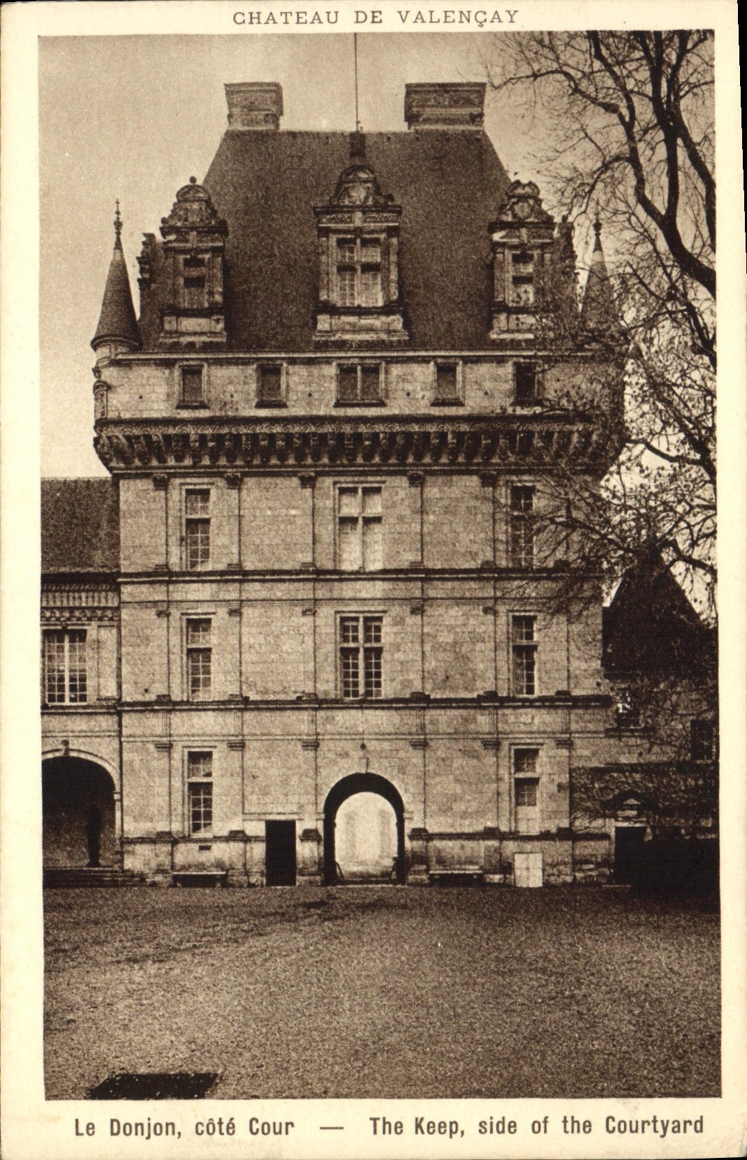 CPA Chateau de Valencay Le Donjon cote Cour 