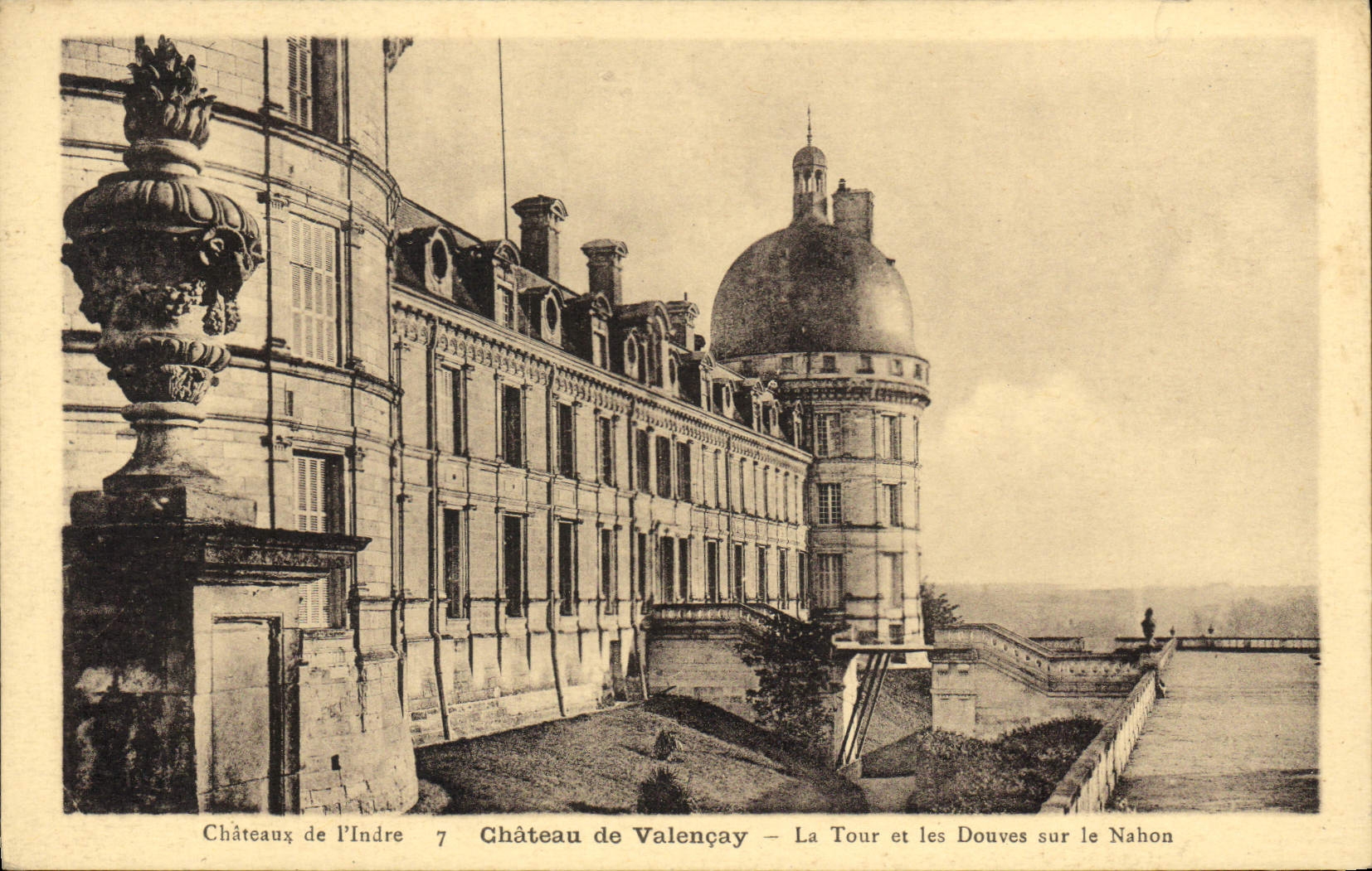 CPA Chateau de Valencay La Tour et les Douves sur le Nahon