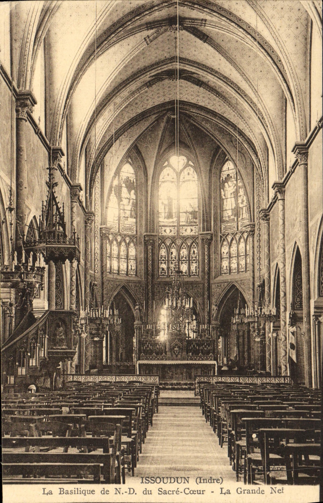 CPA Issoudun Indre La Basilique de ND de Sacre Coeur La Grande Nef 