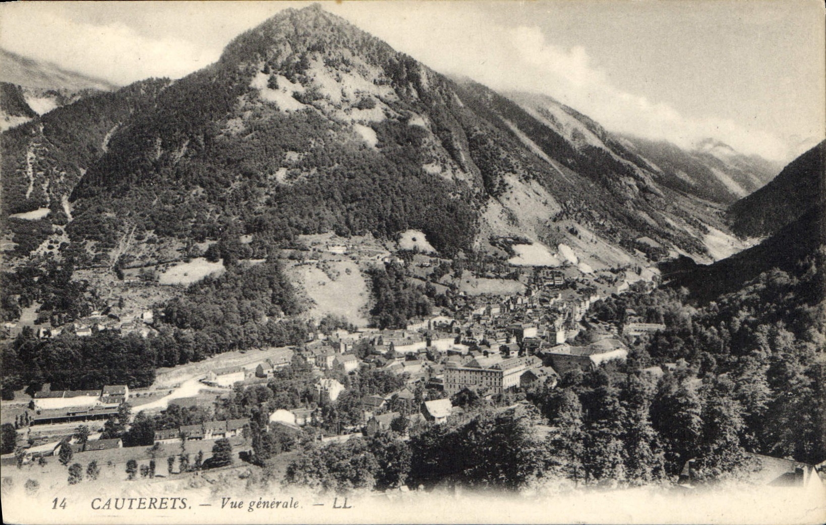 CPA Cauterets Vue generale 