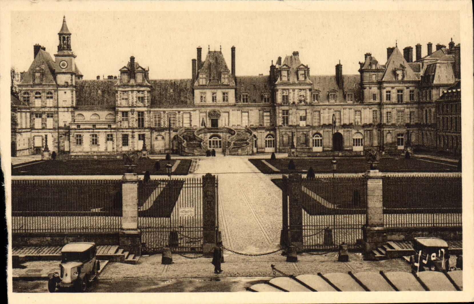 CPA Fontainebleau S et M Le Palais Cour des Adieux 