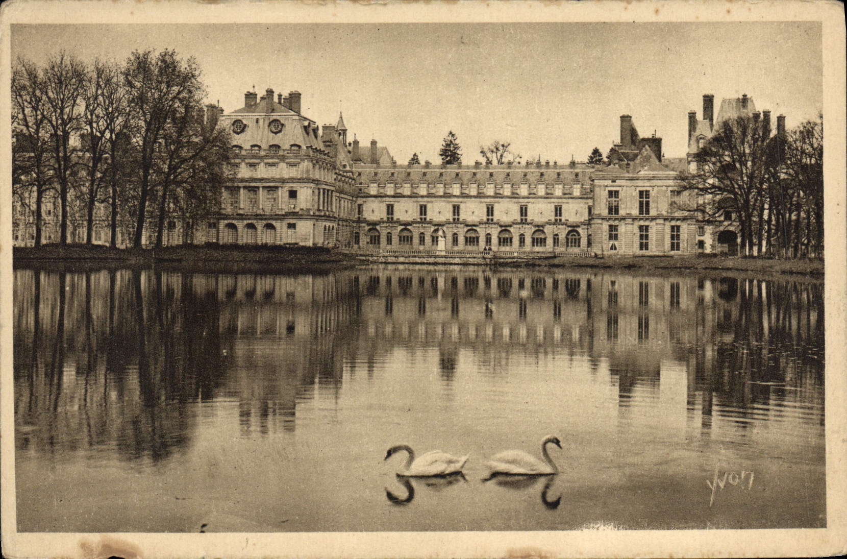 CPA Palais de Fontainebleau Facade du Palais sur l'Etang des Carpes