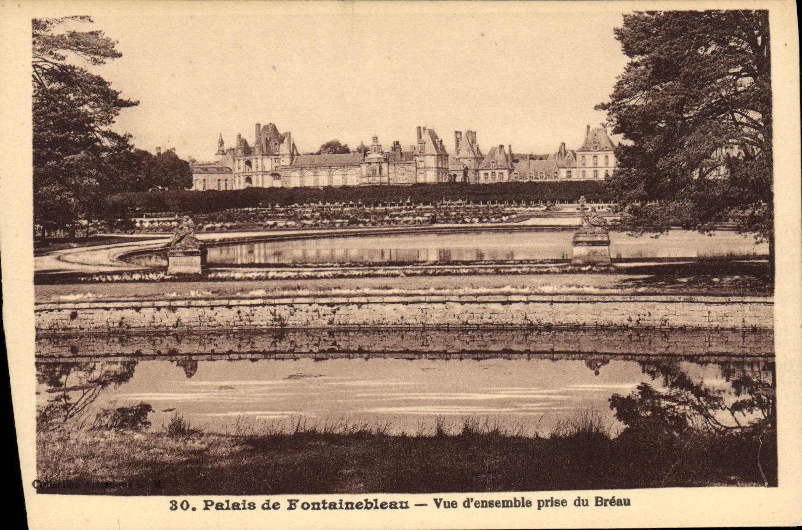 CPA Palais de Fontainebleau Vue d'ensemble prise du Breau